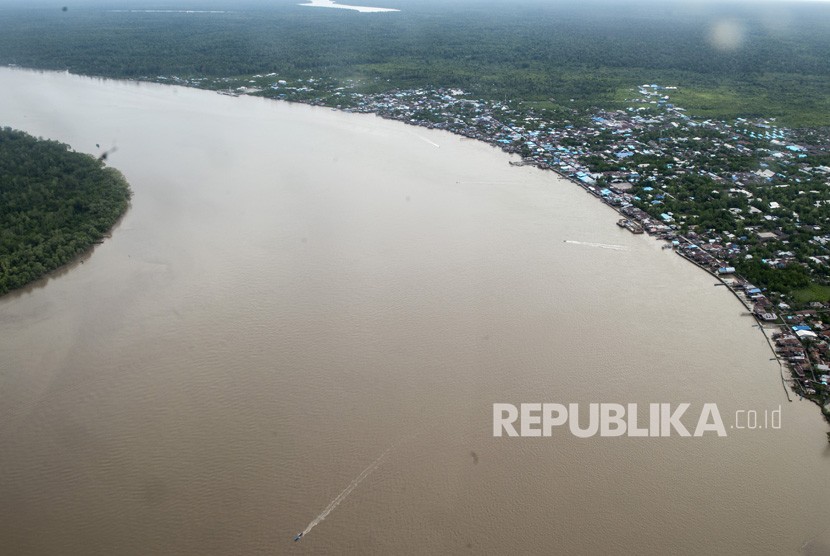 Foto udara hamparan rumah di atas rawa dan sungai di kota Agats Kabupaten Asmat, Papua, Senin (29/1).