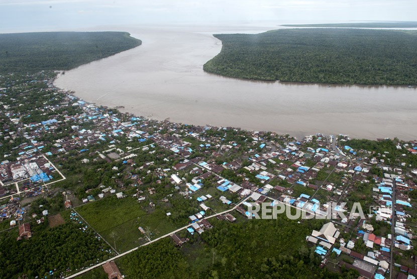 Foto udara hamparan rumah di atas rawa dan sungai di kota Agats Kabupaten Asmat, Papua, Senin (29/1). 