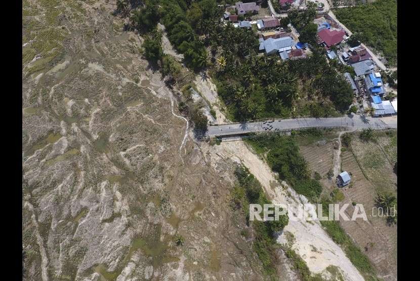Foto udara hilangnya pemukiman warga akibat pencairan (likuifaksi) tanah yang terjadi di Desa Jono Oge, Sigi, Sulawesi Tengah, Kamis (4/10). 