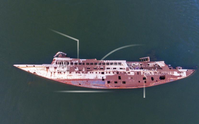 Foto udara ini menunjukkan lambung terbalik Al Mansur, kapal pesiar pribadi Presiden Irak yang digulingkan Saddam Hussein, di jalur air Shatt al-Arab di Basra, Irak, Jumat, 24 Februari 2023.