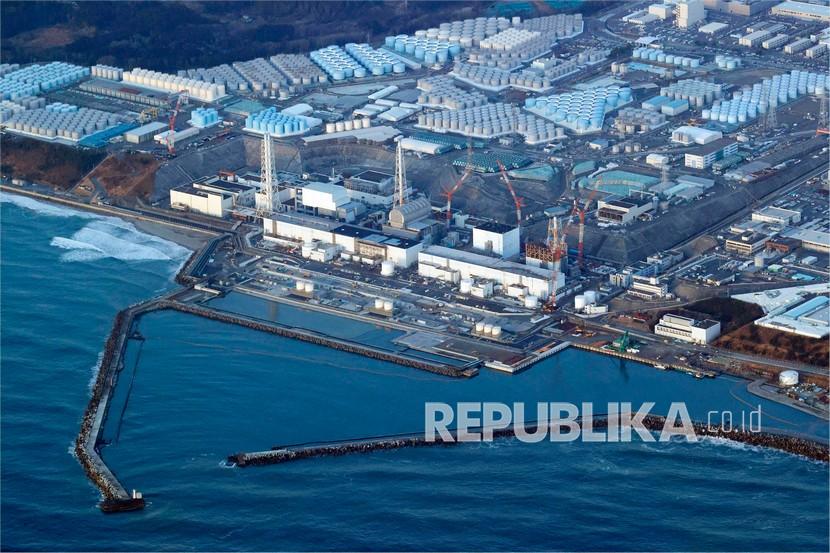  Foto udara ini menunjukkan pembangkit listrik tenaga nuklir Fukushima Daiichi di kota Okuma, prefektur Fukushima, utara Tokyo Kamis, 17 Maret 2022. 