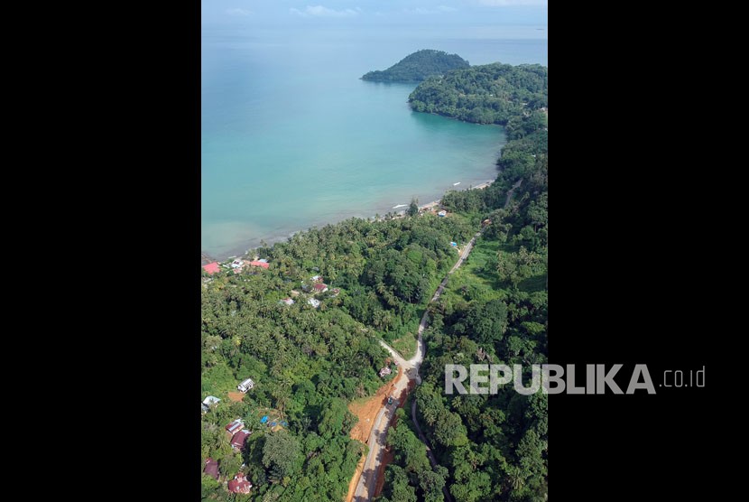 Foto udara jalan lingkar menuju Pelabuhan Teluk Bayur, di Bukit Pantai Air Manis, Padang, Sumatera Barat, Rabu (24/10/2018). 