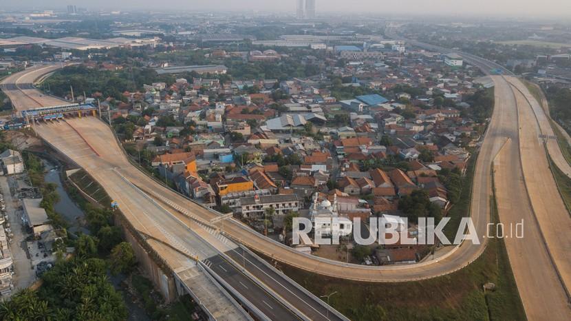 Foto udara Jalan Tol Cibitung-Cilincing seksi 1 interchange di Cibitung, Kabupaten Bekasi, Jawa Barat, Kamis (29/7/2021). Pengoperasian jalan tol sepanjang 2,65 km yang merupakan bagian dari jalan Tol JORR (Jakarta Outer Ring Road) 2 tersebut akan di uji coba gratis pada tanggal 31 Juli-7 Agustus 2021. 