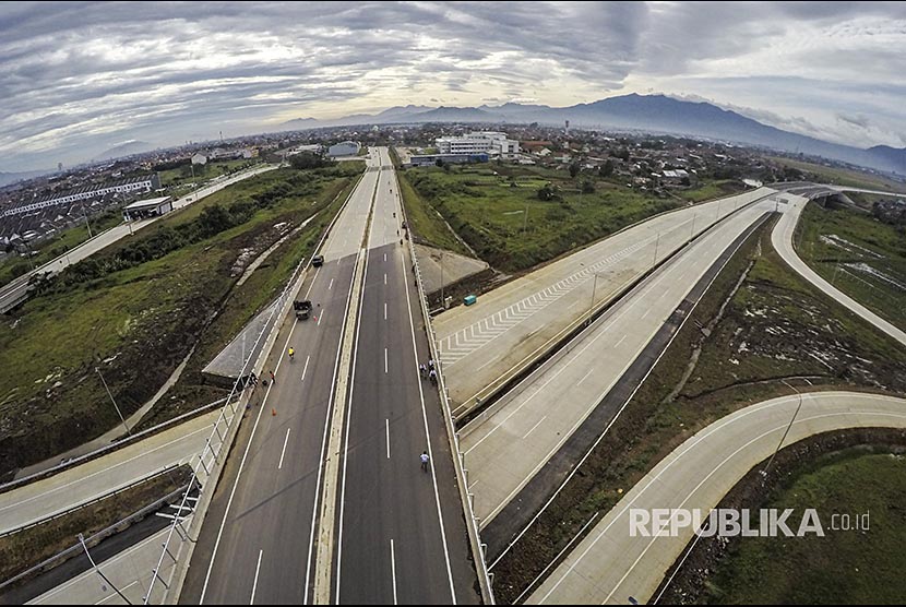 Foto udara jalan tol Soreang-Pasir Koja (Seroja) di Kabupaten Bandung, Jawa Barat, Sabtu (2/12). Jalan tol dengan panjang 10,5 KM yang menghabiskan biaya Rp. 1,5 triliun tersebut rencananya akan diresmikan oleh Presiden Joko Widodo pada Senin (4/12). 