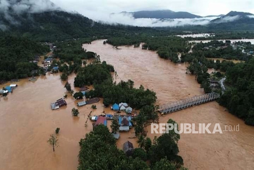 Foto udara jalan trans sulawesi terendam banjir bandang di Kecamatan Asera, Konawe Utara, Sulawesi Tenggara, Ahad (9/6/2019). 