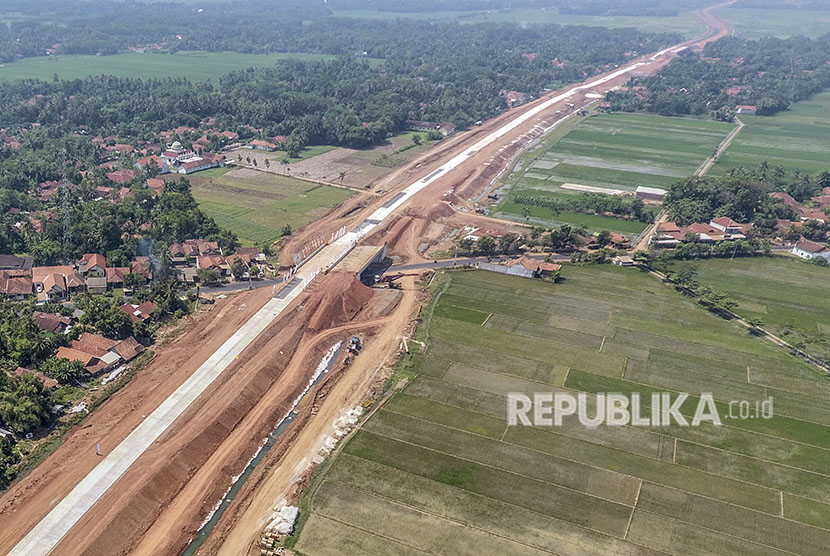 Foto udara jalur fungsional Tol Trans Jawa kawasan Pemalang-Batang, Jawa Tengah, Kamis (7/6).