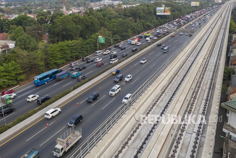 Foto udara jalur kereta api ringan (LRT) Jabodebek rute Cawang-Cibubur di sisi Tol Jagorawi yang mengalami rekayasa lalu lintas contraflow akibat macet di Cibubur, Jakarta, Senin (7/10/2019). 