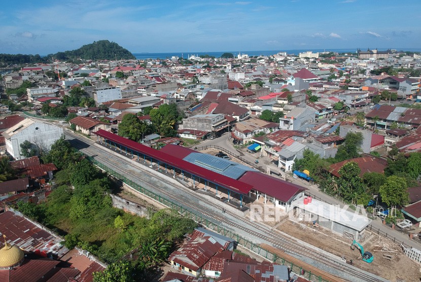 Foto udara jalur kereta api yang baru dibangun di Stasiun Pulau Aia, Padang, Sumatera Barat, Rabu (22/1). PT Kereta Api Indonesia (Persero) Divisi Regional II Sumatera Barat melakukan penyesuaian operasional perjalanan Kereta Api (KA) karena menurunnya okupansi volume angkutan penumpang.