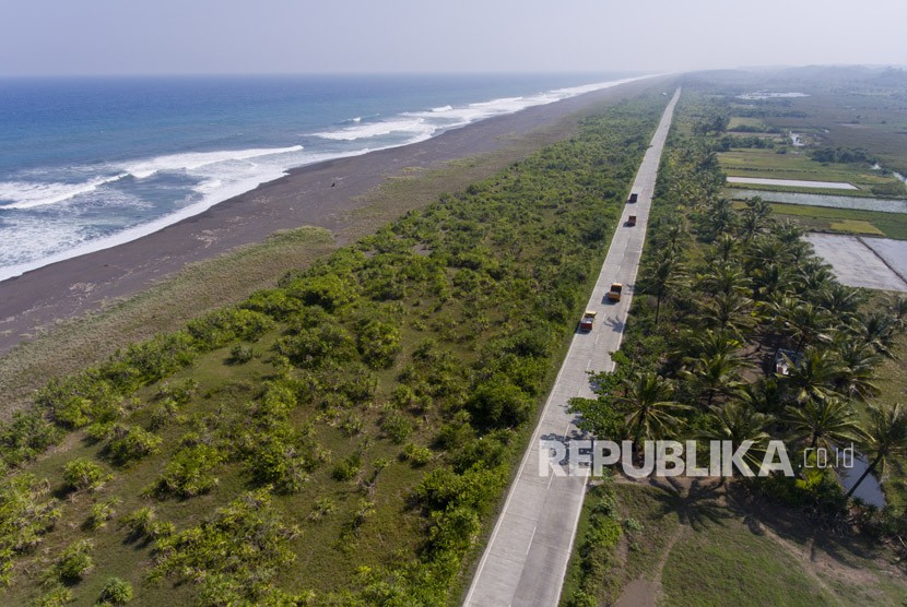 Foto udara jalur pantai selatan Jawa (Pansela) di Cikalong, Tasikmalaya, Jawa Barat, Selasa (22/5).