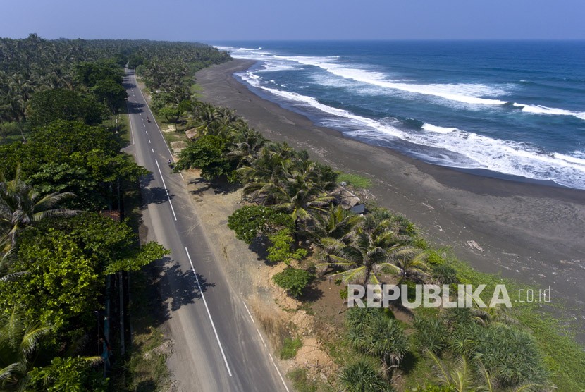 Foto udara jalur pantai selatan Jawa (Pansela) di Cimerak, Pangandaran, Jawa Barat. Polisi sebut kondisi jalur di Pangandaran, Jabar aman digunakan untuk mudik.