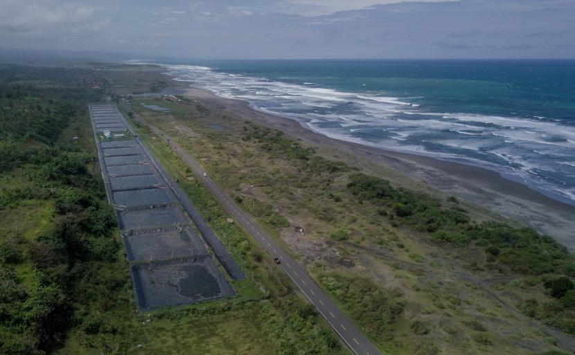 Foto udara jalur Pantai Selatan (Pansela) di Cidaun, Cianjur Selatan, Kabupaten Cianjur, Jawa Barat. BPBD Cianjur menyiagakan relawan di kawasan pantai selatan terkait gelombang tinggi.