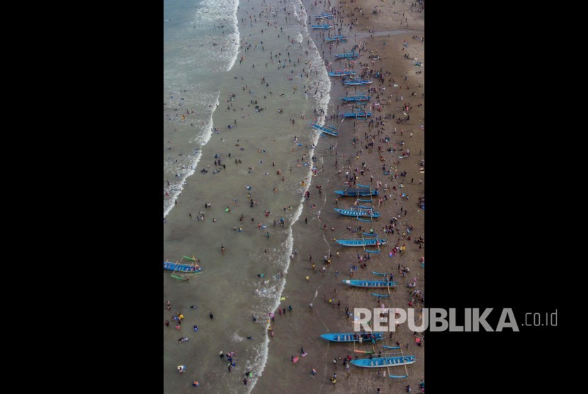 Jumlah Kunjungan Wisatawan ke Jabar Capai 66 Juta Orang. Ilustrasi: Foto udara jasa angkutan perahu wisata bersandar di Pesisir Pantai Pangandaran, Jawa Barat, Rabu (1/1)