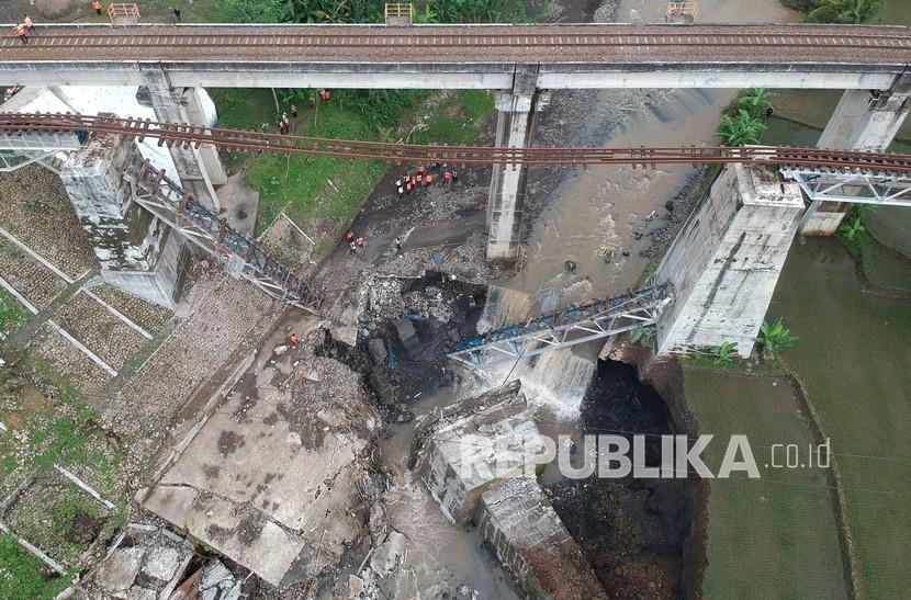 Foto udara jembatan rel Kereta Api (KA) ambruk di Dukuh Timbang, Desa Tonjong, Brebes, Jawa Tengah, awal pekan ini. Menurut PT KAI Daop 5 Purwokerto menyampaikan, petugas teknik PT KAI tenga melakukan penguatan pondasi jembatan tersebut.