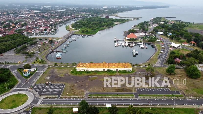 Foto udara kapal pesiar sandar di Pantai Marina Boom, Banyuwangi, Jawa Timur, Sabtu (14/1/2022). PT Pelindo mempercepat pembangunan Marina Boom Banyuwangi untuk menyambut dua event yakni Wonderful Sail Indonesia dan Fremantle to Boom yang akan digelar di Banyuwangi tahun ini.