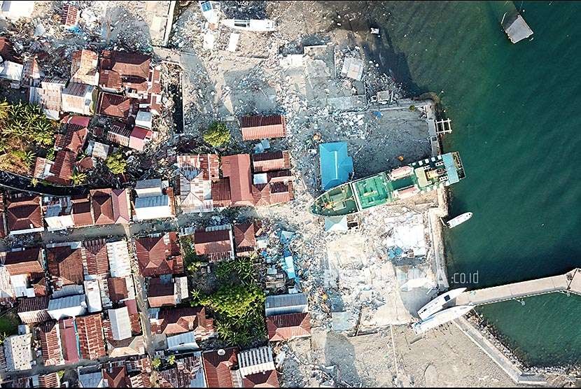 Foto udara Kapal Sabuk Nusantara 39 yang terdampar ke daratan akibat gempa dan tsunami di desa Wani, Pantai Barat Donggala, Sulawesi Tengah, Senin (1/10). 