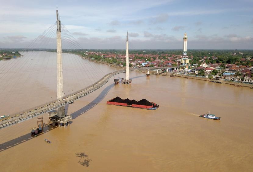 Foto udara kapal tongkang bermuatan batu bara melintasi aliran Sungai Batanghari di Jambi. Gubernur Jambi prihatin dengan kualitas air Sungai Batang Hari yang memprihatinkan.