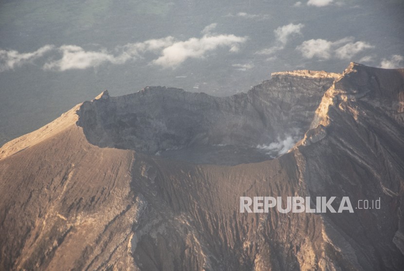 Foto udara kawah Gunung Agung di Karangasem, Bali, Rabu (28/3).