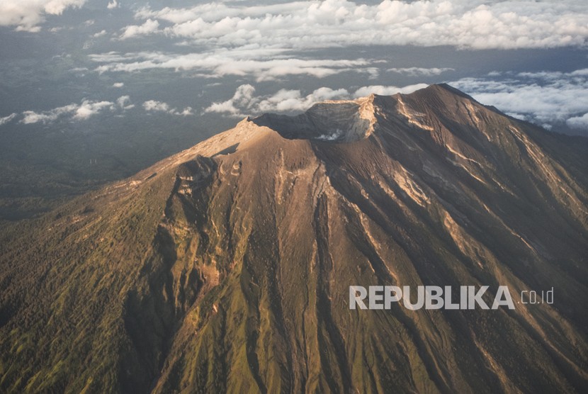 Foto udara kawah Gunung Agung di Karangasem, Bali, Rabu (28/3). 