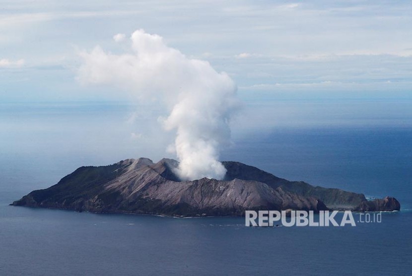 Foto udara kawah pulau vulkanik White Island atau dalam bahasa Maori dikenal sebagai Whakaari. Seluruh korban erupsi gunung berapi di White Island telah diidentifikasi. Ilustrasi.