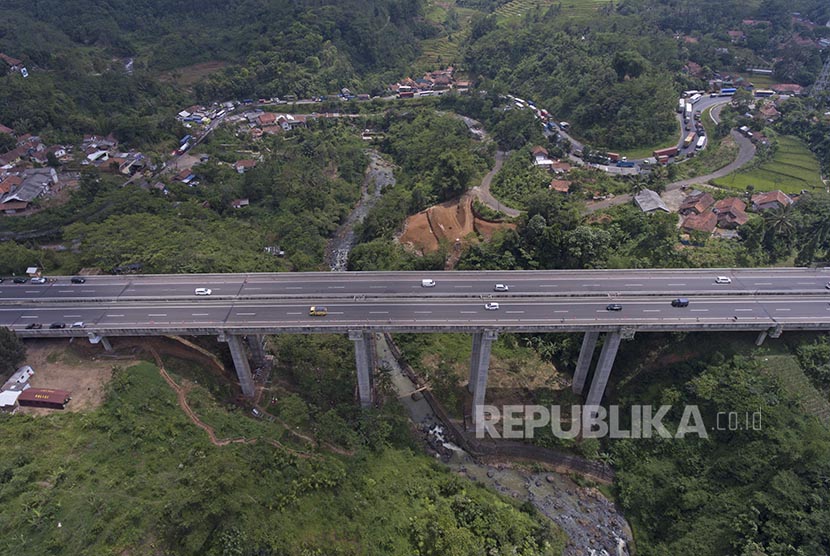 Foto udara kawasan Cisomang Kabupaten Bandung Barat, Kamis (29/12)  Kendaraan golongan dua yang terdiri truk dan bus harus melintasi jalan arteri di dekat Jembatan Cisomang jalan Tol Pubaleunyi KM 100 yang mengalami pergeseran di Kabupaten Purwakarta.