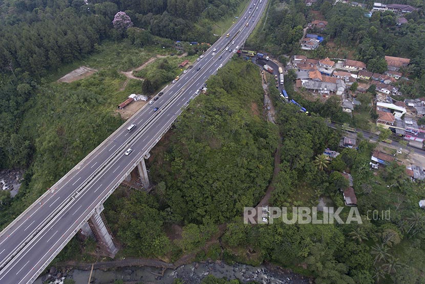 Foto udara Jembatan Cisomang yang sempat ditutup dan hanya boleh dilalui kendaraan golongan I.