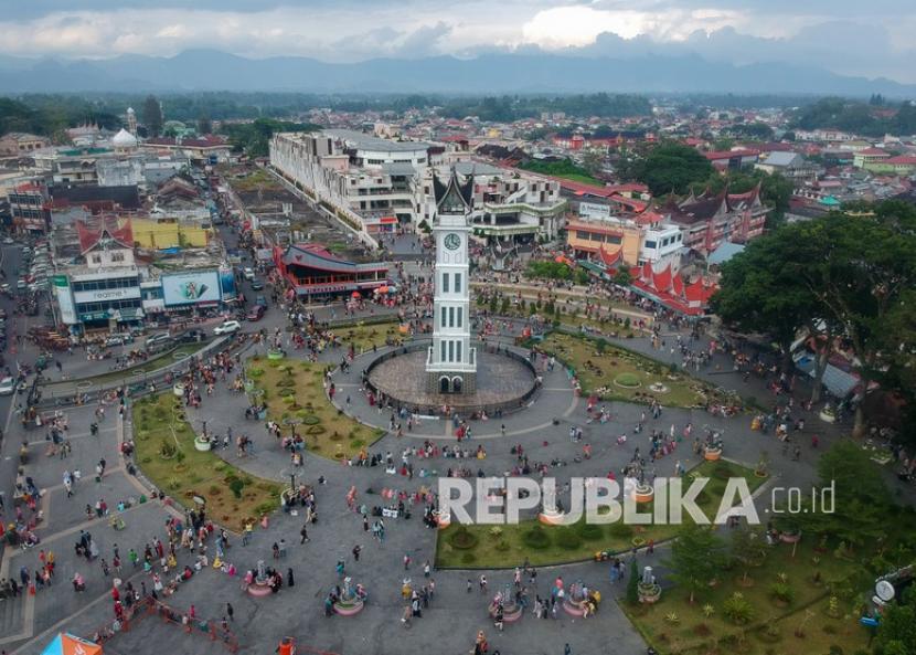 Foto udara kawasan Jam Gadang yang ramai pengunjung di Bukittinggi, Sumatera Barat.