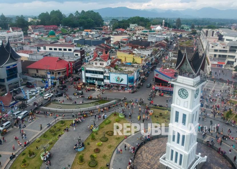 Foto udara kawasan Jam Gadang yang ramai pengunjung di Bukittinggi, Sumatera Barat, Ahad (26/12). Kementerian Pariwisata dan Ekonomi Kreatif menargetkan jumlah kunjungan wisatawan mancanegara (wisman) dapat mencapai 1,8 juta hingga 3,6 juta kunjungan pada tahun depan.