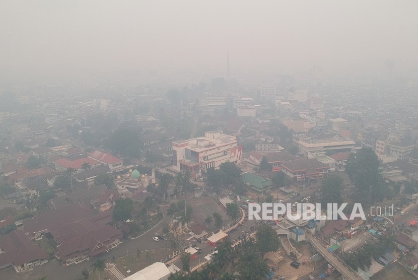 Foto udara kawasan Kota Jambi yang diselimuti kabut asap dari karhutla di Jambi, Sabtu (21/9/2019). 