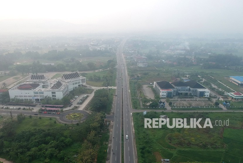 Foto udara kawasan Kota Padang yang diselimuti kabut asap di Sumatera Barat, Selasa (15/10/2019).