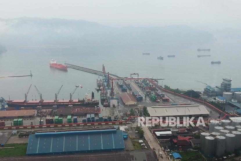 Foto udara kawasan pelabuhan Teluk Bayur, di Padang, Sumatera Barat, Minggu (27/10). Badan Pusat Statistik (BPS) Sumatera Barat mencatat ekspor di provinsi itu mengalami peningkatan dalam empat bulan terakhir. 