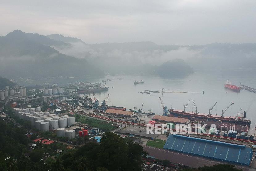 Foto udara kawasan pelabuhan Teluk Bayur, di Padang, Sumatera Barat, Minggu (27/10