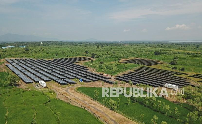 Ilustrasi PLTS. PT Indika Energy Tbk bekerjasama dengan perusahaan renewable energi asal India membentuk joint venture penyedia infrastruktur dan panel surya. Perusahaan gabungan tersebut adalah PT Empat Mitra Indika Tenaga Surya (EMITS).