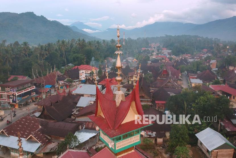 Foto udara kawasan seribu rumah gadang, di Muaro Labuah, Kabupaten Solok Selatan, Sumatera Barat, Sabtu (23/3). Sebanyak 14 TPS di Solok Selatan akan menggelar pemungutan suara ulang (PSU).