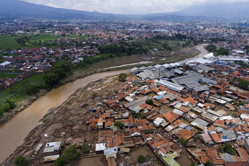 Banjir bandang aliran Sungai Cimanuk di Kampung Cimacan, Tarogong, Kabupaten Garut, Jawa Barat