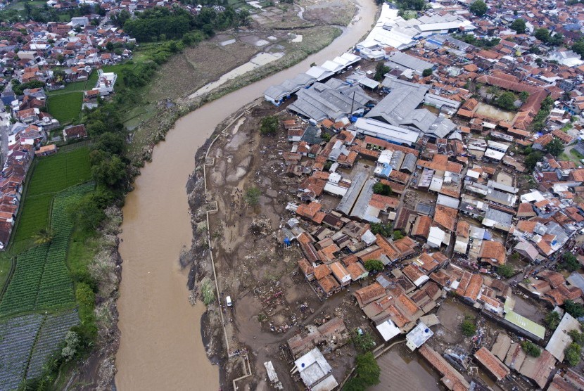 Foto udara kawasan terdampak banjir bandang aliran Sungai Cimanuk di Kampung Cimacan, Tarogong, Kabupaten Garut, Jawa Barat, Kamis (22/9).