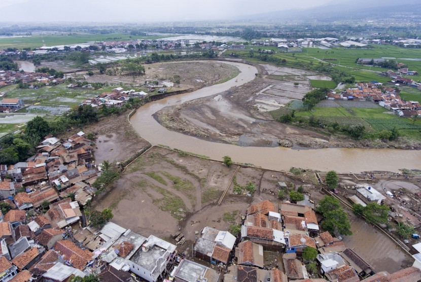 Foto udara kawasan terdampak banjir bandang aliran Sungai Cimanuk di Kampung Cimacan, Tarogong, Kabupaten Garut, Jawa Barat, Kamis (22/9).