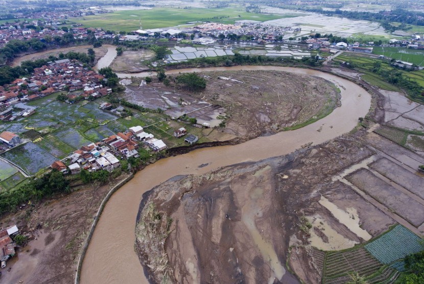 Foto udara kawasan terdampak banjir bandang aliran Sungai Cimanuk di Kampung Cimacan, Tarogong, Kabupaten Garut, Jawa Barat, Kamis (22/9). 