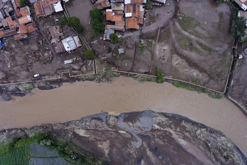 Foto udara kawasan terdampak banjir bandang aliran Sungai Cimanuk di Kampung Cimacan, Tarogong, Kabupaten Garut, Jawa Barat, Kamis (22/9).