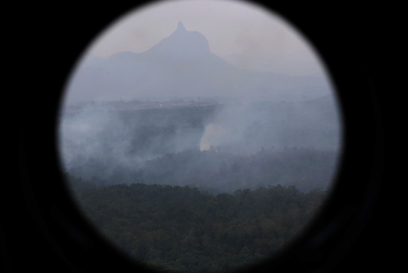 Foto udara kebakaran hutan di Kabupaten Lahat dengan latar belakang Bukit Serello (Jempol) diambil dari Helikopter MI8 milik Badan Nasional Penanggulangan Bencana (BNPB), Lahat, Sumatera Selatan, Jumat (18/9). 