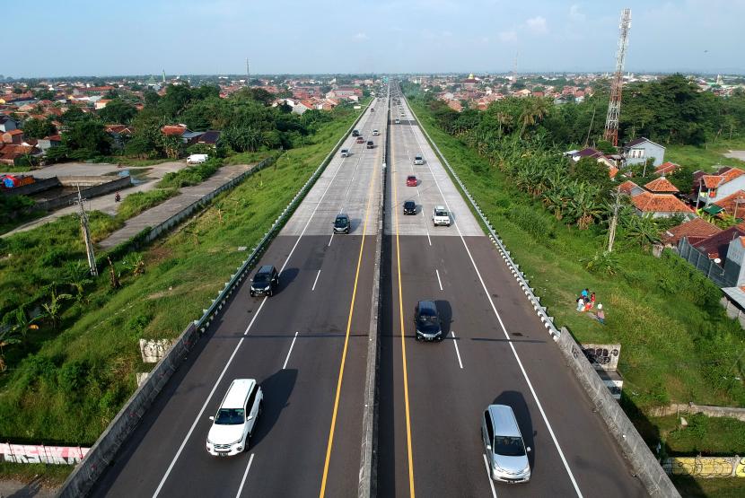 Foto udara kendaraan melintas di jalan tol Pejagan-Pemalang, Adiwerna, Kabupaten Tegal, Jawa Tengah. KNKT meninjau standar jalan tol imbas kecelakaan beruntun di Tol Pejagan-Pemalang.