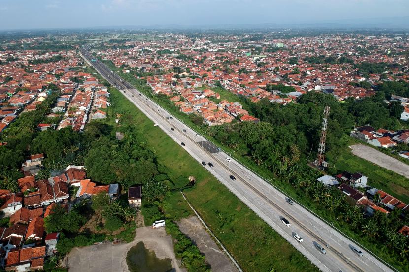 Foto udara kendaraan melintas di jalan tol Pejagan-Pemalang. 