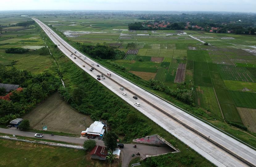 Foto udara kendaraan melintas di Jalan Tol Pejagan-Pemalang.