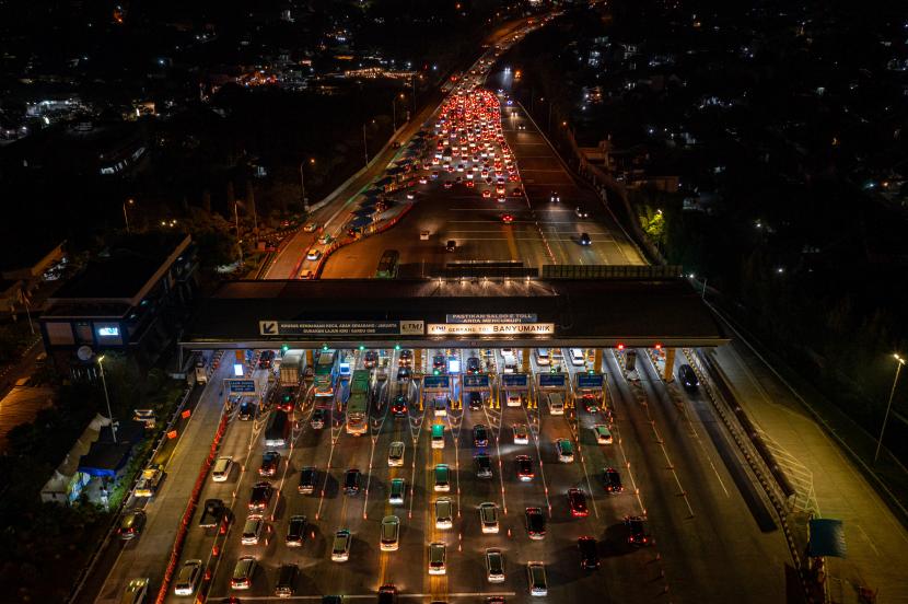 Gerbang Tol (GT) Banyumanik, Kota Semarang, Jawa Tengah, Jumat (6/5/2022) malam. Pemberlakuan rekayasa lalu lintas one way (satu arah) arus balik Lebaran 1443 Hijriyah di ruas tol Semarang-Solo dimulai pada Jumat (6/5/2022) malam. 