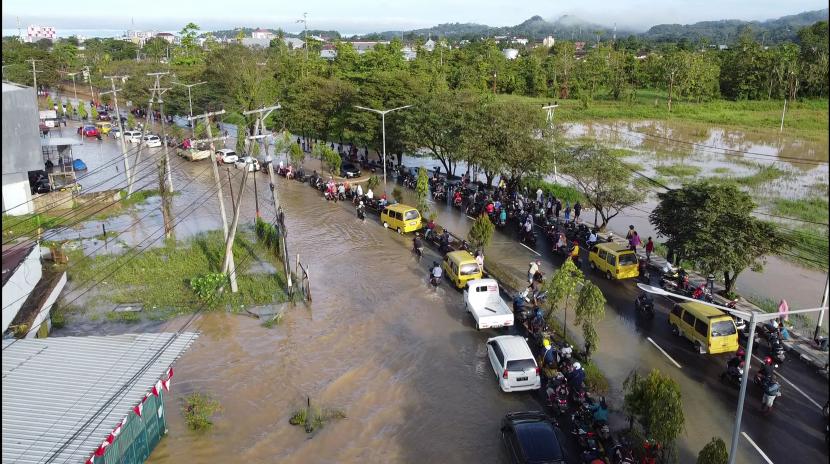 Foto udara kendaraan warga antre melewati banjir di Jalan Basuki Rahmat Kota Sorong, Papua Barat, Rabu (24/8/2022). 