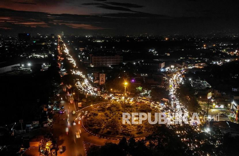 Foto udara kendaraan yang terjebak kemacetan di Bunderan Cibiru, Bandung, Jawa Barat (ilustrasi)