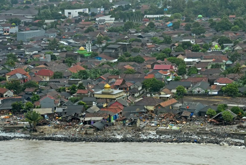 Foto udara kerusakan akibat tsunami Selat Sunda di wilayah pesisir Pandeglang, Banten, Minggu (23/12/2018). 