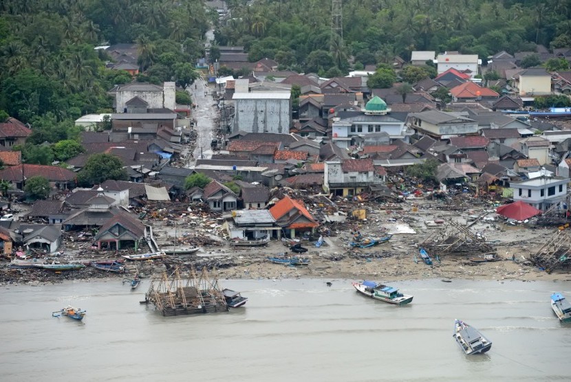 Foto udara kerusakan akibat tsunami Selat Sunda di wilayah pesisir Pandeglang, Banten, Minggu (23/12/2018).