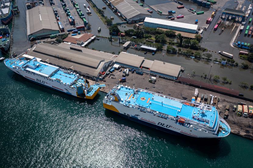 KM Dharma Rucitra 9 tujuan Kumai (kiri) dan KM Dharma Kartika VII tujuan Pontianak (kanan) bersandar di Terminal Penumpang Tanjung Emas, Semarang, Jawa Tengah. (Ilustrasi)