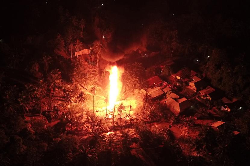 Foto udara kobaran api dari sumur minyak ilegal di kawasan pemukiman penduduk Desa Mata Ie, Kecamatan Ranto Peureulak, Aceh Timur, Sabtu (12/3/2022). Kebakaran di salah satu sumur minyak ilegal pada Jumat (11/3/2022) sekitar pukul 23.30 WIB tersebut mengakibatkan tiga warga mengalami luka bakar serius.