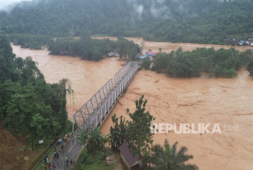 Foto udara kondisi banjir bandang yang memutuskan jalan Trans-Sulawesi penghubung Sulawesi Tenggara-Sulawesi Tengah di Kecamatan Asera, Kabupaten Konawe Utara, Sulawesi Tenggara, Selasa (11/6).